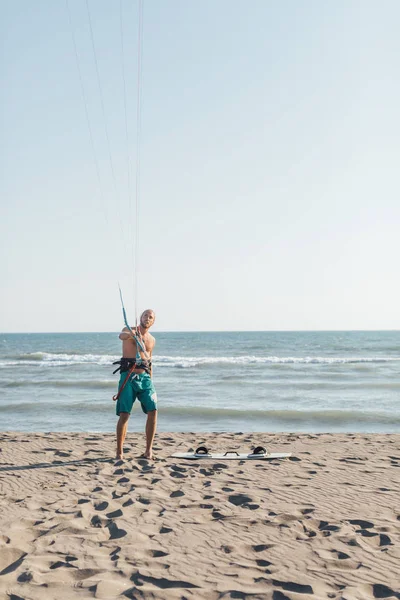 Kitesurfer Sandy Beach Ayakta — Stok fotoğraf