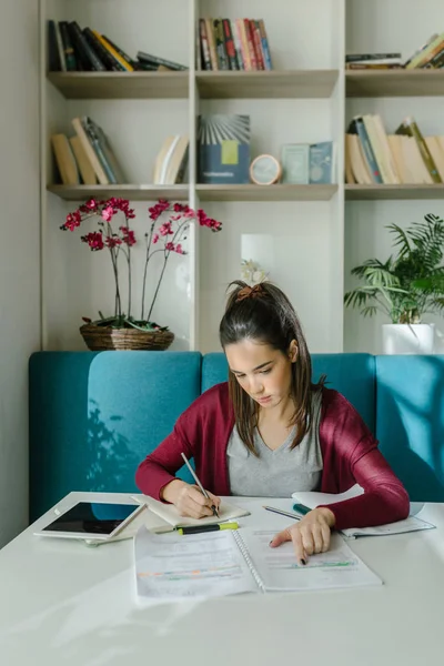 Studente universitario studiare — Foto Stock