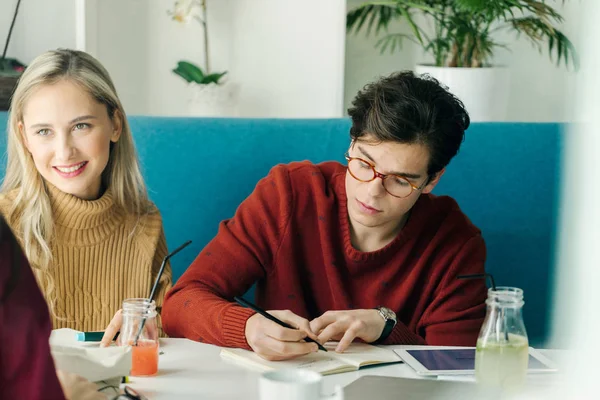 Skolflicka och skolpojke studerar tillsammans — Stockfoto