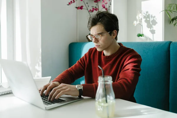 Studentin studiert lizenzfreie Stockfotos