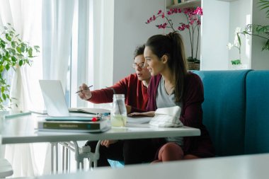 birlikte okuyan arkadaşlar