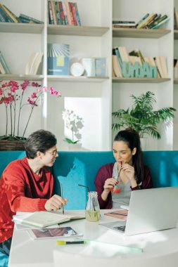 birlikte okuyan arkadaşlar