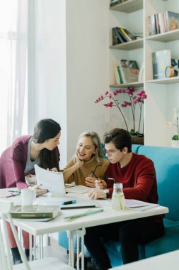 birlikte okuyan arkadaşlar