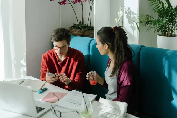 Um menino e uma menina estudando juntos — Fotografia de Stock