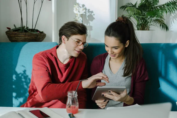 Un ragazzo e una ragazza studiando insieme — Foto Stock