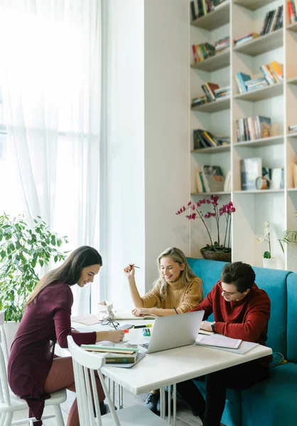 Escolares fazendo lição de casa juntos — Fotografia de Stock