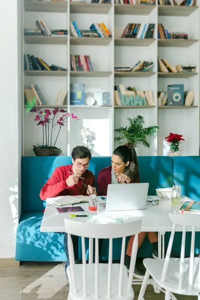 Amis étudiant ensemble Image En Vente