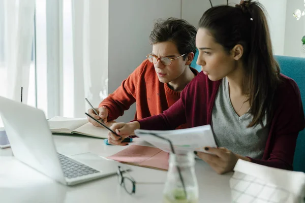 Amigos estudando juntos Imagens De Bancos De Imagens Sem Royalties