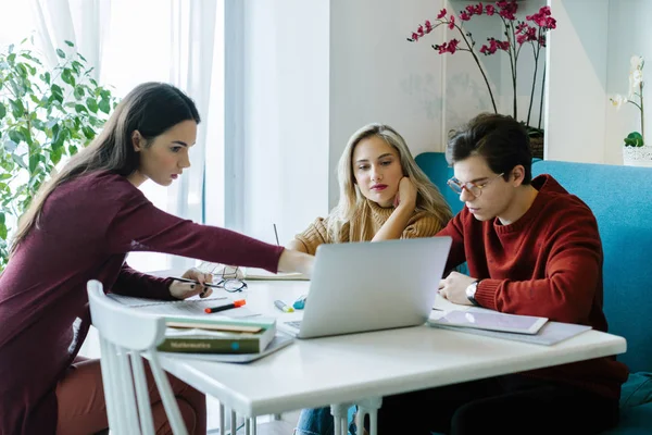 Schüler machen gemeinsam Hausaufgaben lizenzfreie Stockfotos