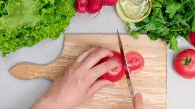 Kadın ellerinin, şişko kaltağa pide ekmeği koyuşunun en üst görüntüsü.