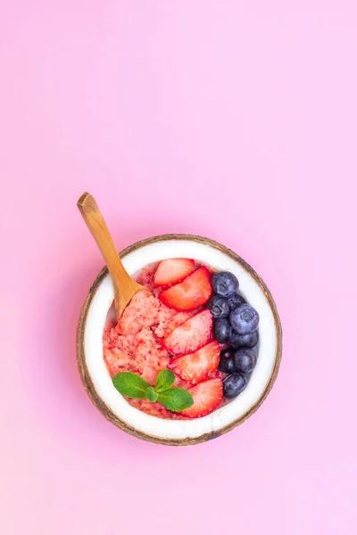 健康的な朝食スムージーパステルピンクの背景に新鮮な果実 — ストック写真