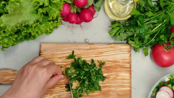 Vrouw Handen Met Mes Snijden Peterselie Doe Peterselie Een Salade — Stockvideo