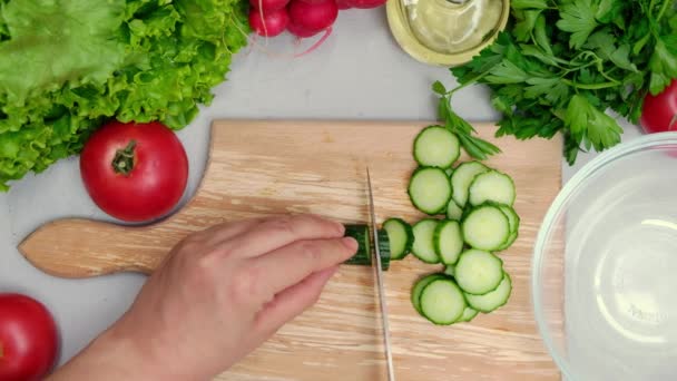 Visão Superior Mulher Fazendo Salada Cortando Pepinos Usando Faca Cozinha — Vídeo de Stock