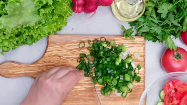 Mulher branca cortando cebola verde fresca e preparando salald — Vídeo de Stock