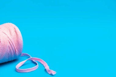 Mavi arkaplandaki pembe ipliğin resmini kopyalama alanı ile kapat