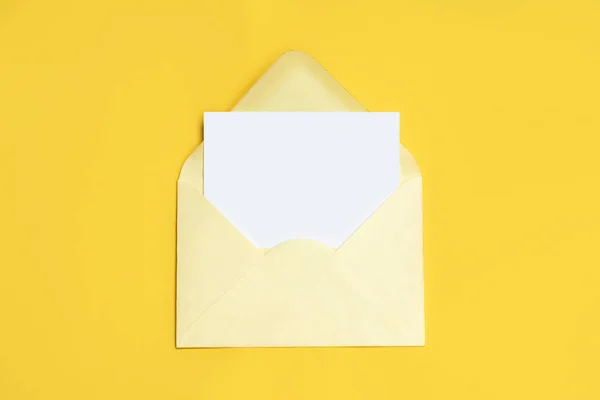 白い空のカードと黄色の封筒 — ストック写真