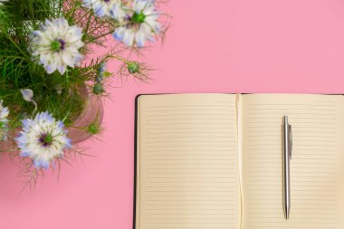 Boş günlüğü olan renkli bahar çiçekleri