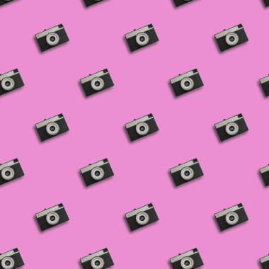 Pembe üzerinde eski model kamera olan pürüzsüz bir model.