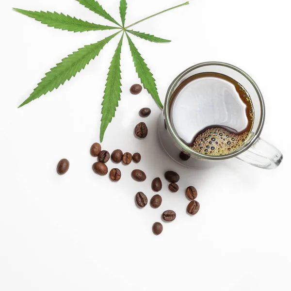 Marihuana yapraklı ve beyaz arka planda kahve çekirdekli esrarlı kahve.