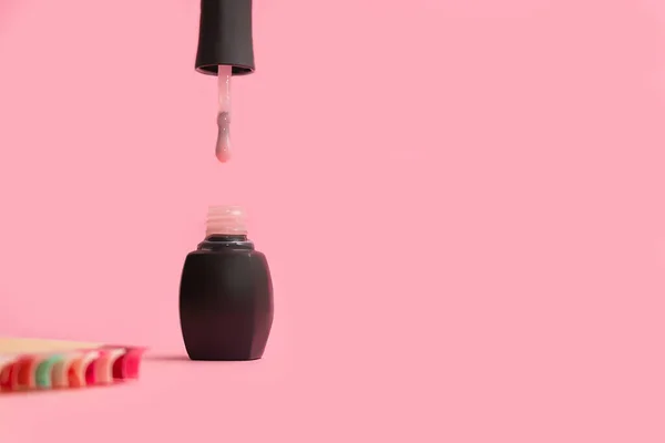 Geöffnete rosa Nagellackflasche auf weichem rosa Hintergrund — Stockfoto