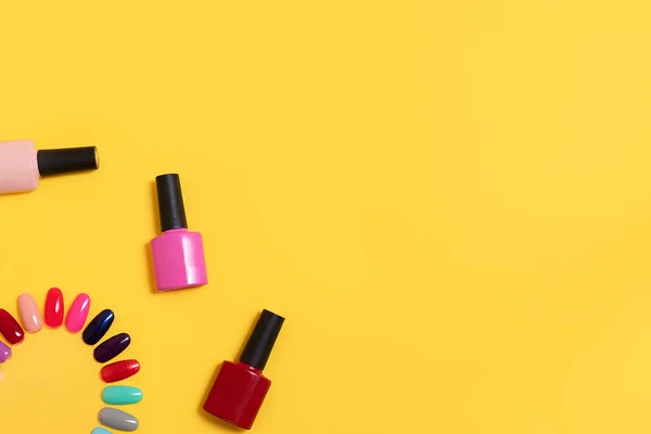 Flaschen Mit Buntem Nagellack Und Verschiedenen Bunten Nagellackierungen Für Eine — Stockfoto