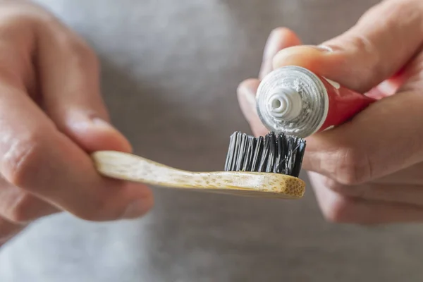 Männliche Hände Tragen Zahnpasta Auf Eine Natürliche Bambusbürste Auf Null — Stockfoto