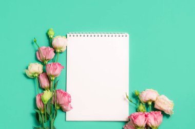 Yeşil arka planda pembe çiçekli boş defter