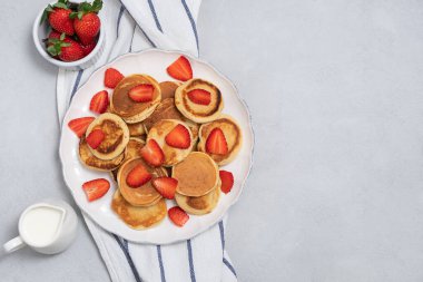 Taze çilekli mini krep manzarası