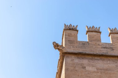 İspanya, Valencia 'daki tarihi bir binada Gotik bir heykel kabartması.