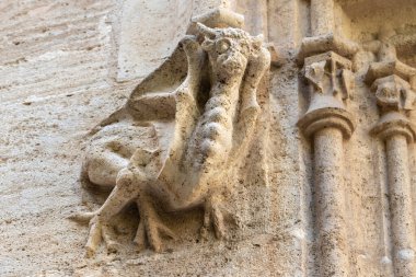 İspanya, Valencia 'daki tarihi bir binada Gotik bir heykel kabartması.