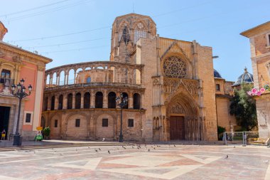 Gotik Valencia Katedrali önünde çeşmeli bir meydan.