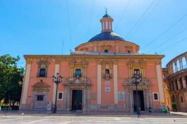 Güneşli bir günde Gotik Valencia Katedrali cephesi