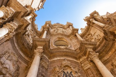 Güneşli bir günde Gotik Valencia Katedrali cephesi