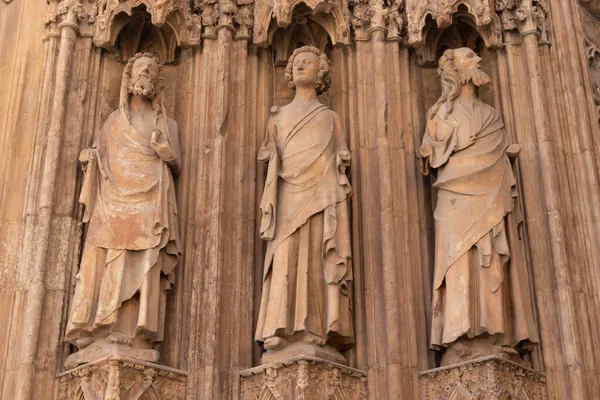 Bas-relief of people figures on Gothic Valencia Cathedral building facade — Stock Photo, Image