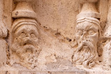 VALENCIA, İspanya - 15 Temmuz 2020 Valencia 'daki antik bir gotik katedralin baş kabartması