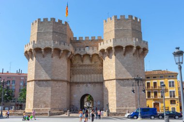 VALENCIA, İspanya - 15 Temmuz 2020: Valencia 'daki antik bir şehir duvarının Gotik Serrans Kuleleri