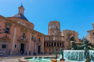 VALENCIA, İSPA - 15 HAZİRAN 2020 Gotik Valencia Katedrali önünde bir çeşme ile