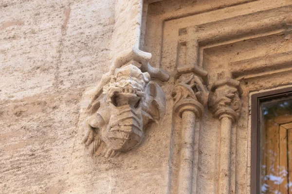 VALENCIA, ESPANHA - JULHO 15, 2020: Baixo relevo gárgula gótica em um antigo edifício histórico em Valência — Fotografia de Stock