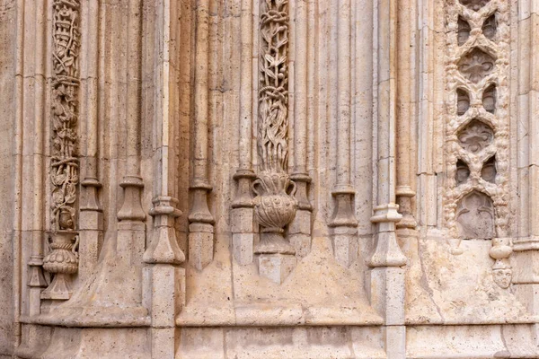 VALENCIA, SPAIN - JULY 15, 2020: Floral bas-relief of an ancient gothic cathedral in Valencia — Stock Photo, Image