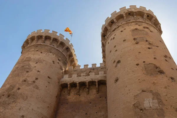 VALENCIA, ESPAÑA - 15 DE JULIO DE 2020: Torres de Quart o Puerta de Quart dos puertas fortificadas de la muralla medieval de Valencia — Foto de Stock