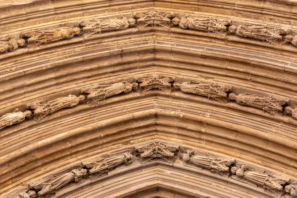 VALENCIA, ESPANHA - 15 DE JULHO DE 2020: Baixo-relevo das pessoas na fachada gótica do edifício da Catedral de Valência — Fotografia de Stock