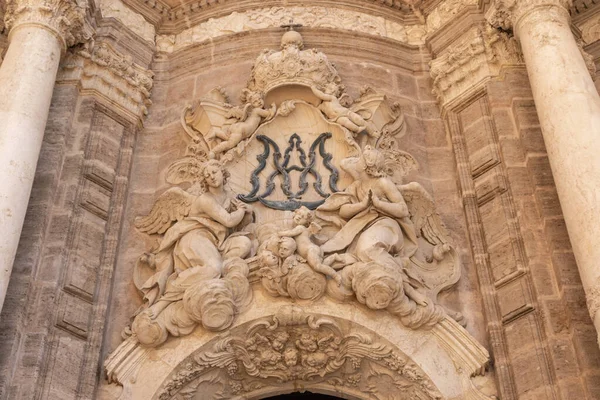 VALENCIA, ESPANHA - 15 de JULHO de 2020: fachada gótica do edifício da Catedral de Valência num dia ensolarado — Fotografia de Stock
