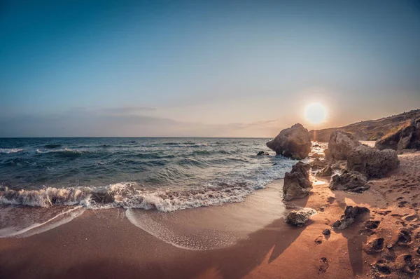 Vacker Kväll Landskap Sandiga Rocky Havet Bay Vid Solnedgången — Stockfoto