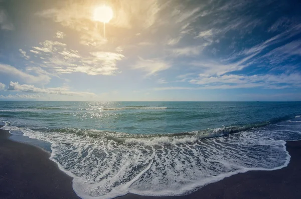 Tengeri Nap Táj Vadon Kihalt Strand Mellett — Stock Fotó