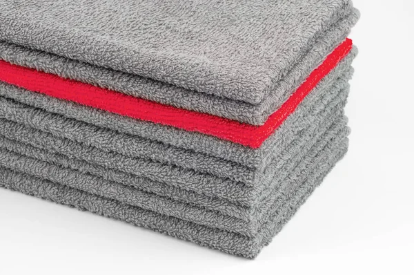 明亮的红色毛巾在其他灰色的堆栈 白色背景 颜色概念对比度 — 图库照片