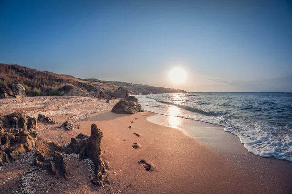 Bellissimo Paesaggio Tramonto Baia Rocciosa Con Impronte Sulla Sabbia — Foto Stock