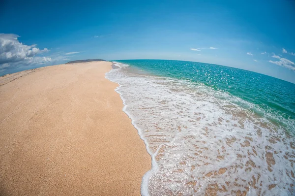 Beautiful sandy beach in a sunny day, landscape, fisheye distortion — Stock Photo, Image
