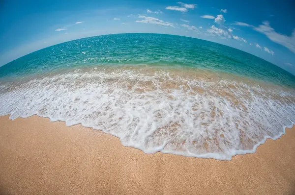 Bella spiaggia sabbiosa in una giornata di sole, paesaggio, distorsione fisheye — Foto Stock