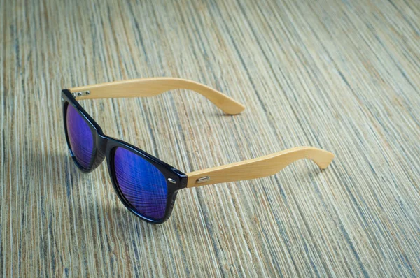 Gafas y lentes para gafas primer plano sobre la mesa de madera Foto de stock ARTPROXIMO 246307862