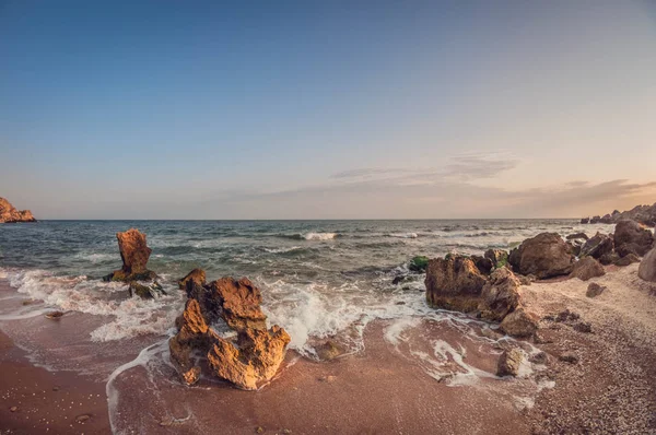 Bellissimo paesaggio, baia sabbiosa rocciosa al tramonto — Foto Stock